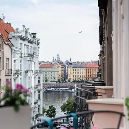 Days - Sunny Riverside With Terraces Apartment