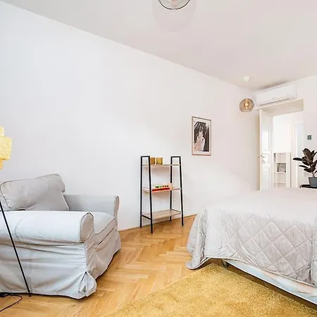 Amazing Two-bedroom With Terrace *