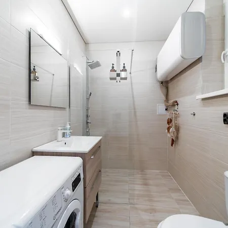 Spacious Flat Near Center *