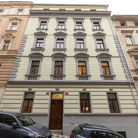 Apartment Peaceful & Cozy Living In Vysehrad With A Balcony *