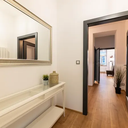 Apartment Peaceful & Cozy Living In Vysehrad With A Balcony Prag