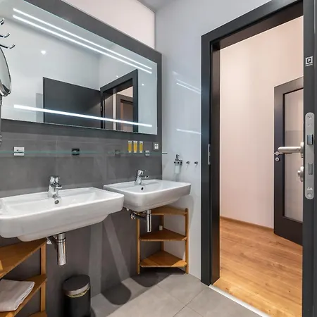 דירה Peaceful & Cozy Living In Vysehrad With A Balcony *