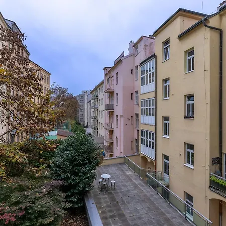 Apartment Peaceful & Cozy Living In Vysehrad With A Balcony