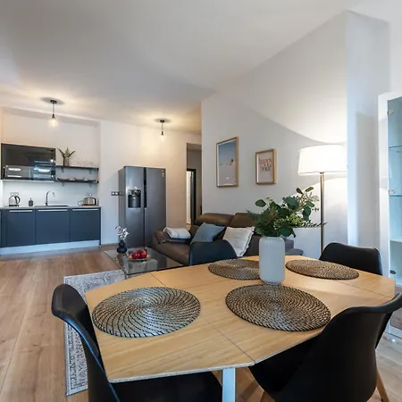 Peaceful & Cozy Living In Vysehrad With A Balcony Apartment Prag