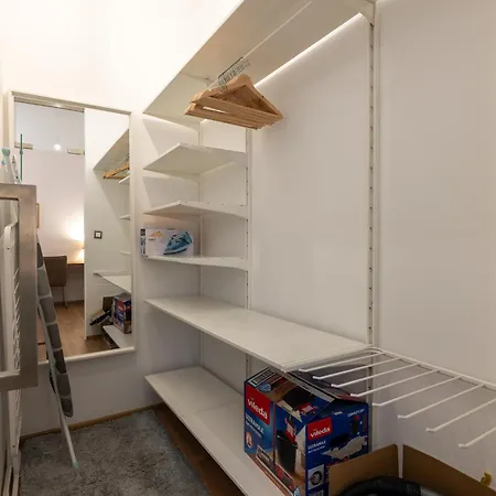 Peaceful & Cozy Living In Vysehrad With A Balcony * Prag