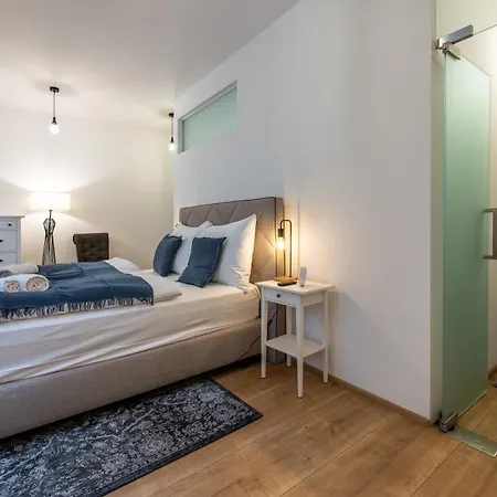 Apartment Peaceful & Cozy Living In Vysehrad With A Balcony