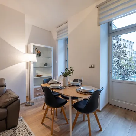 Peaceful & Cozy Living In Vysehrad With A Balcony * Prag