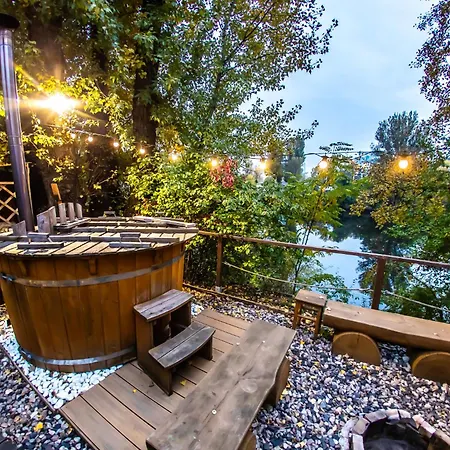 Bay Houseboats 3*
