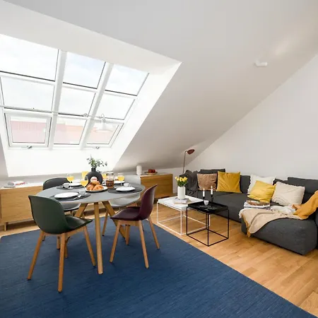 Days - Attic - Workspace - 100 Mbps Wi-fi - Park Nearby *