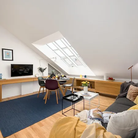 Days - Attic - Workspace - 100 Mbps Wi-fi - Park Nearby Apartment