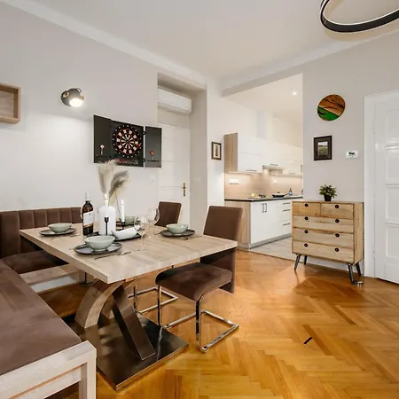 Days - Family 2bdr - Ac - Darts - Netflix - Hip District