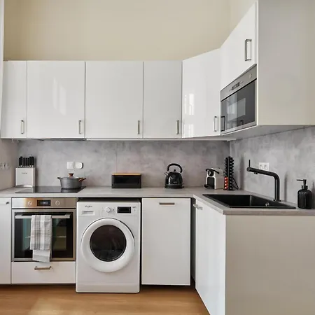 Days - Sunlit 1bdr - Netflix - Yet Quiet - New Town Apartment Prague