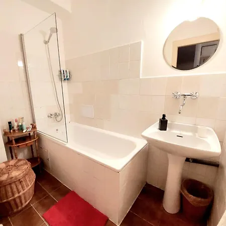 Artisan & Old-timey 2 Bedrooms Apartament