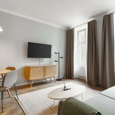 H7 Palace Apartahotel 4*