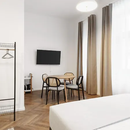 H7 Palace Apartahotel 4*