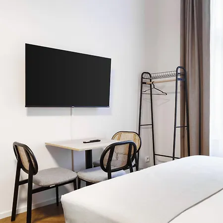 H7 Palace Apartahotel 4*
