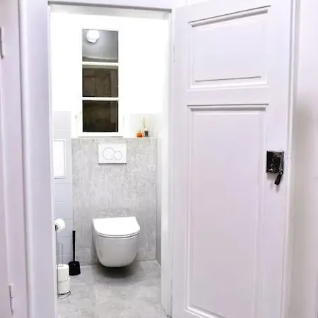 Airy & Bright Flat In Dejvice By Castle Apartment *