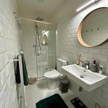 Balcony & King Size Bed Apartment Prag