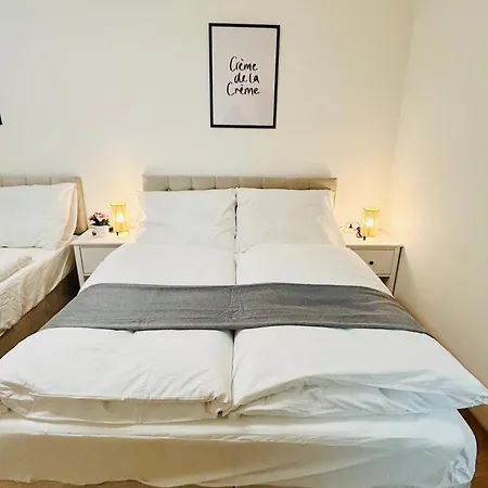 New Luxury At Andel Metro Station Apartment *