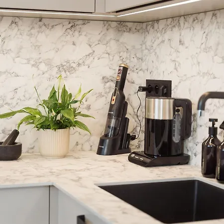 Apartment Luxury Sunny - Garage Parking, Metro, Balcony, Ps5 With Games *