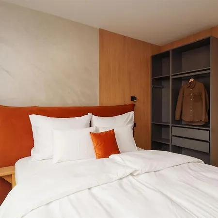 Luxury Sunny - Garage Parking, Metro, Balcony, Ps5 With Games Apartment *