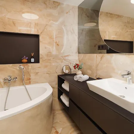 Luxury Sunny - Garage Parking, Metro, Balcony, Ps5 With Games Apartment *