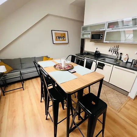 Central, Cozy & Stylish With Views * 프라하