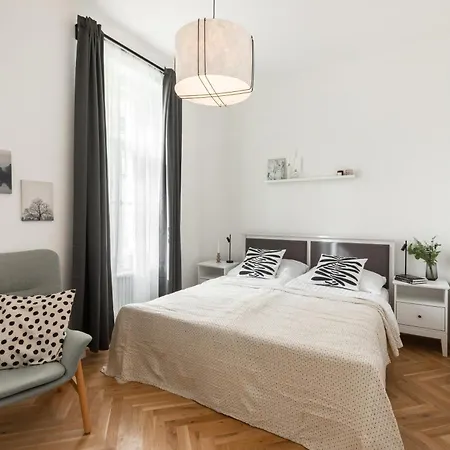 Urban One-bedroom Apartment *