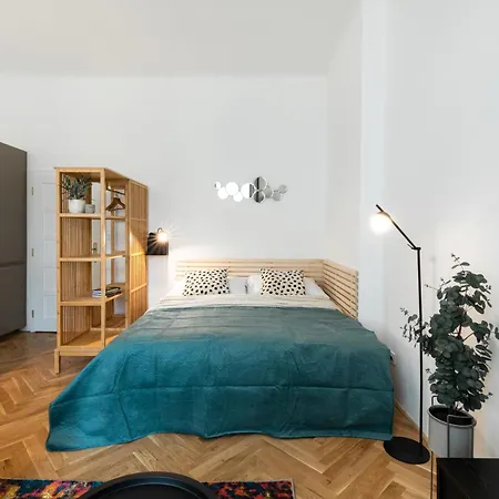 Sunny In The Center Of Vrsovice Apartment *
