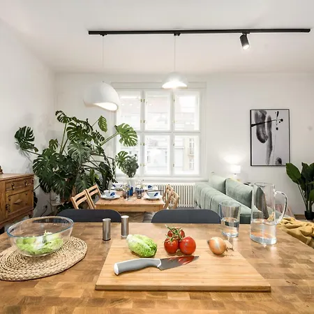 Days - Balcony - Workplace - Great Vibe Apartment Prague