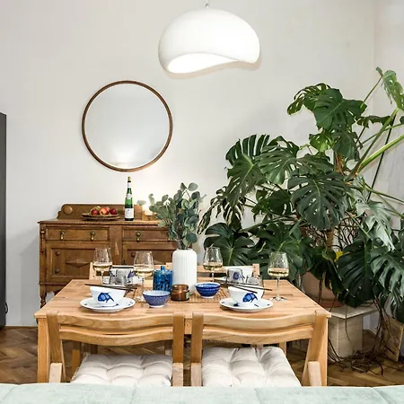 Days - Balcony - Workplace - Great Vibe Apartment Prague