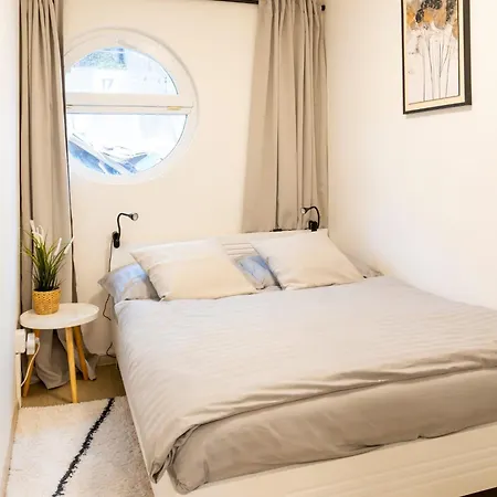 Houseboat Lilly Botel *