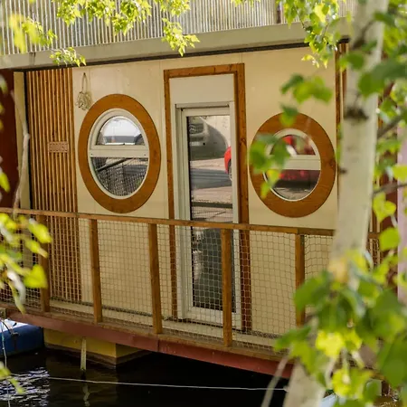 Houseboat Lilly