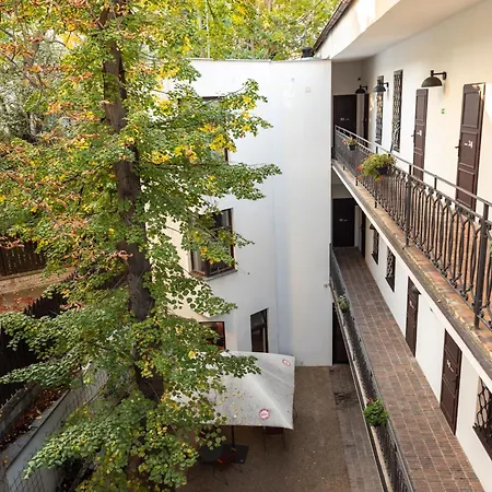 Sir Toby's Midtown Hostel