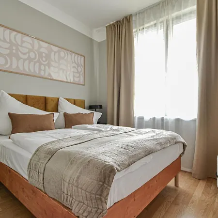 Japanese Design 3bdr In A Vibrant Area Apartment *