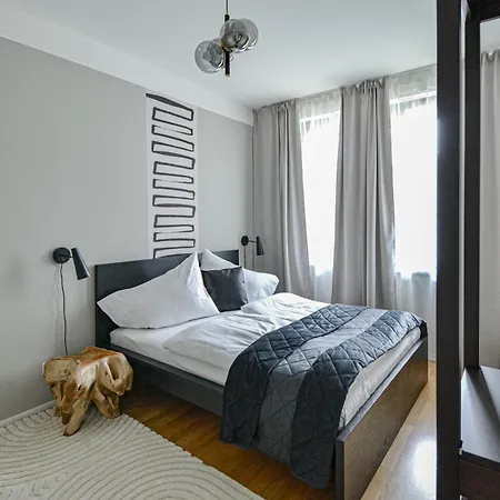 Japanese Design 3bdr In A Vibrant Area Apartment