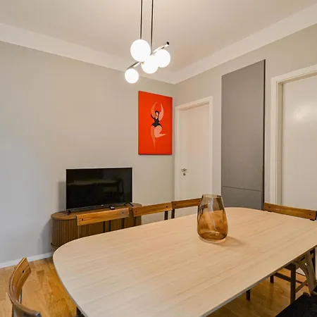 Japanese Design 3bdr In A Vibrant Area Apartment *
