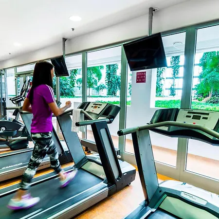 Courtyard By Marriott Airport 4* פראג