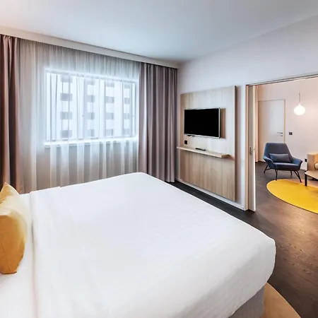 Courtyard By Marriott Airport Hotel