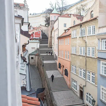 Thunovska Apartamento *