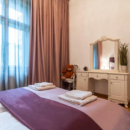 Staropramenna Garden Apartment