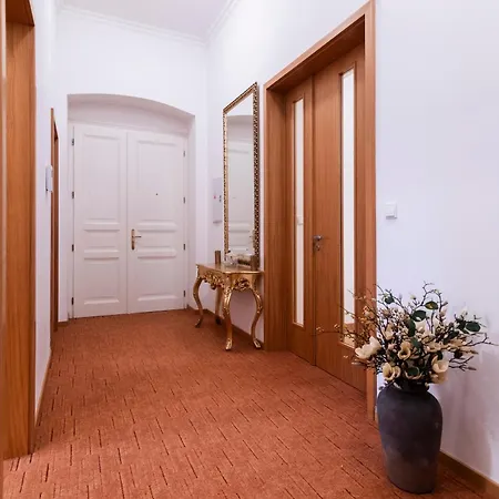 Staropramenna Garden Apartment