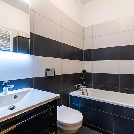 Staropramenna Garden Apartment *