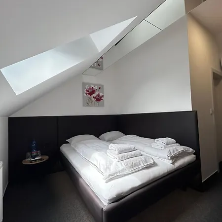 Hotel Golden Golem & 3*