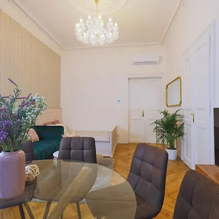 National Theatre Elegance Aparthotel *