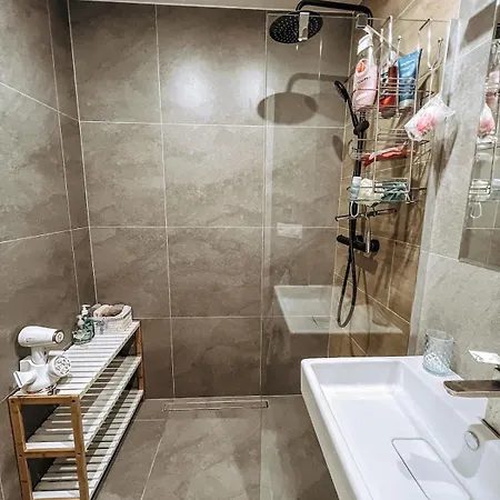 Stylish 1 Bedroom Office At Amazing Location Apartment