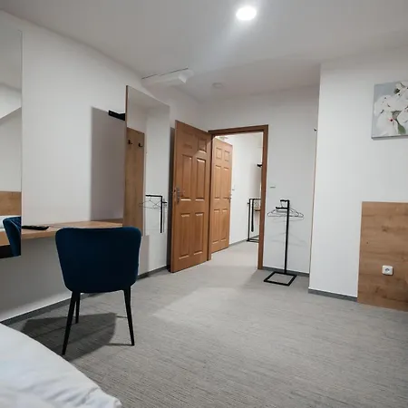 Hotel Golden Golem & 3*