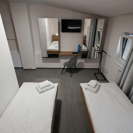 Hotel Golden Golem & 3*