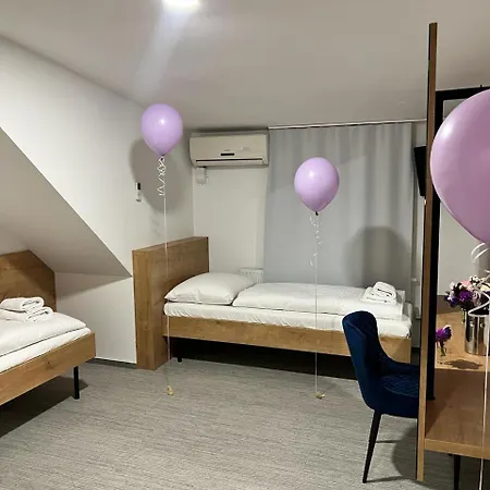 Hotel Golden Golem & 3*