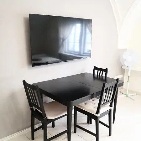 At The Blue Lion & Parking Assistance Homestay Prague